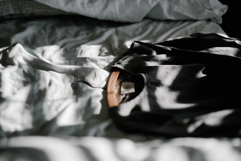 Blogbeitrag-Bild-An-Aus-Kleiden-im Bett