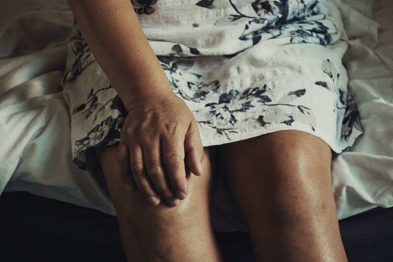 Arthrose Symptome im Knie sind Steifheit und Schmerzen.