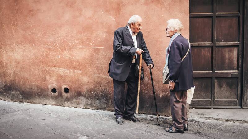 Ältere Menschen Laufen mit Senioren Hausschuhen