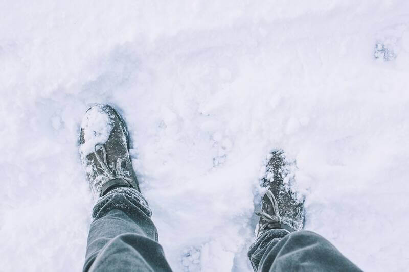 Schnee und Füße