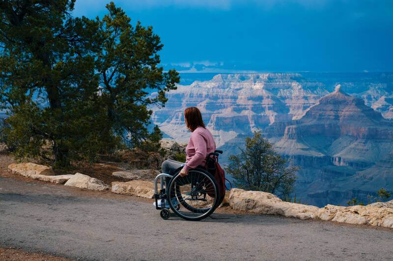 Frau mit Rollstuhltasche